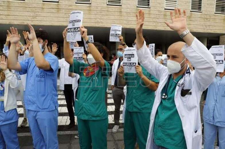 Imagen de la protesta este viernes a las puertas del Hospital Doctor Negrín de Las Palmas de Gran Canaria / EFE Elvira Urquijo A.